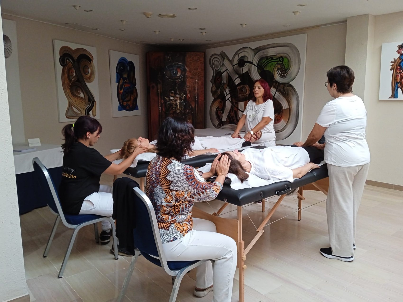 Alumnos mostrando certificaciones de Reiki tras encuentro presencial