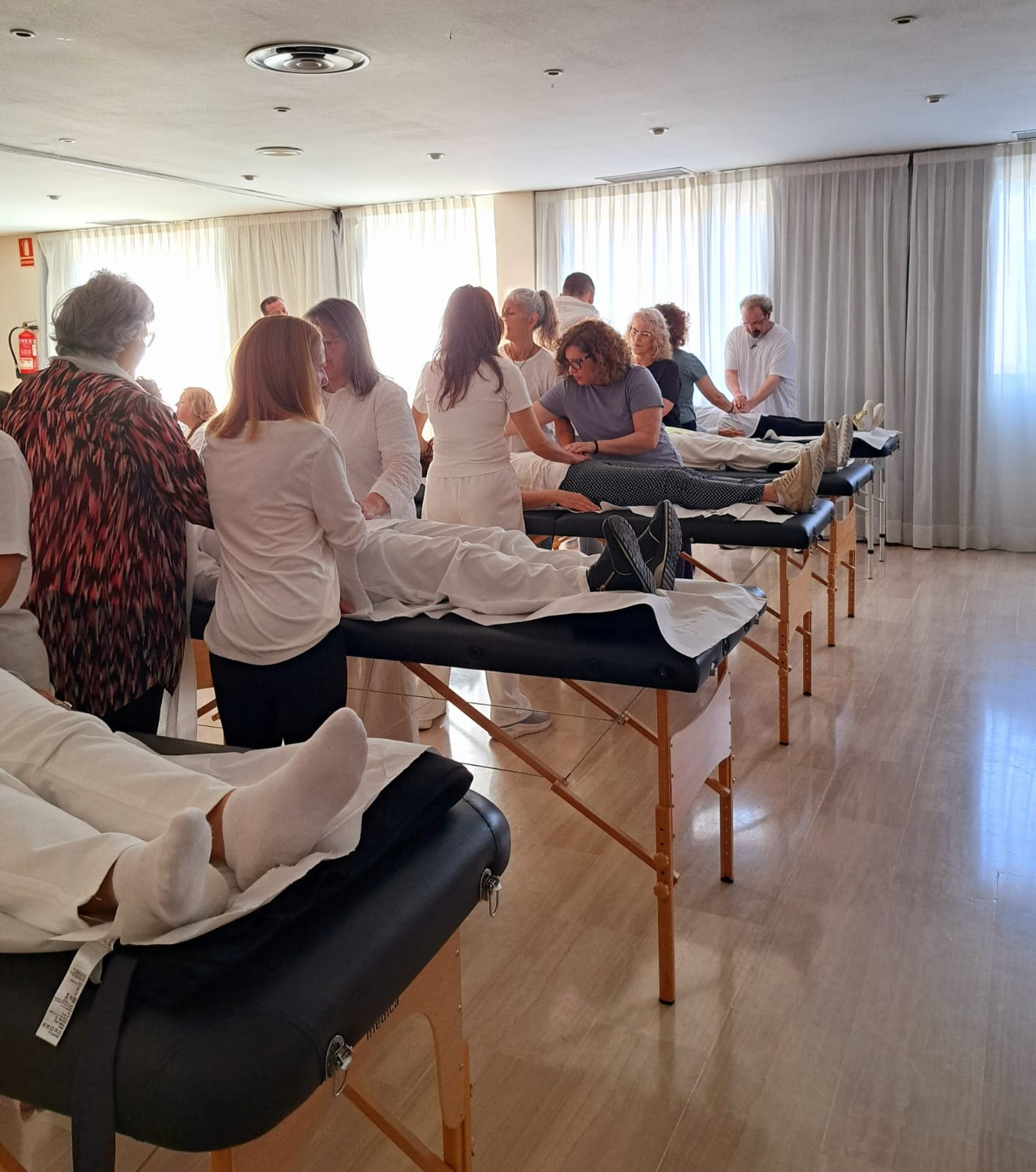 Alumnos practicando Reiki en encuentro presencial cerca de Barcelona