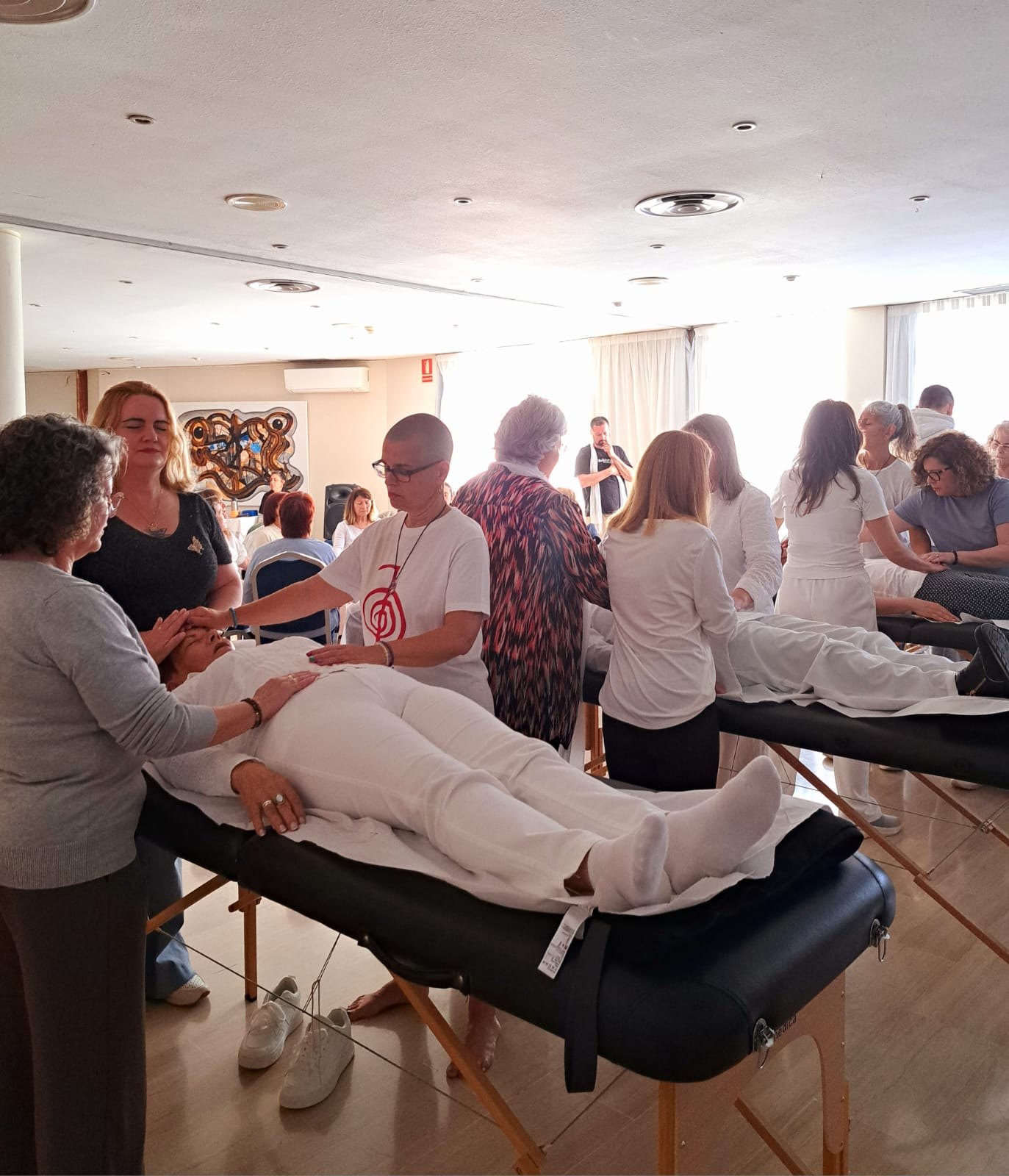 Prácticas de Reiki Nivel 3 en camillas durante encuentro presencial en Sitges Barcelona